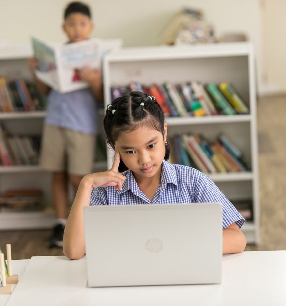 mis-english Student using laptop