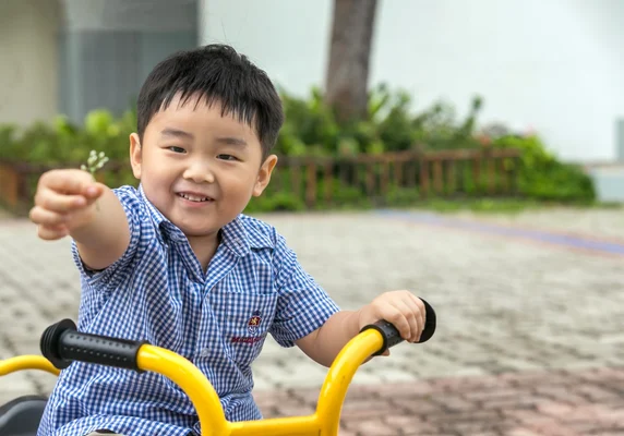 mis tampines boy w flowers (loweres)